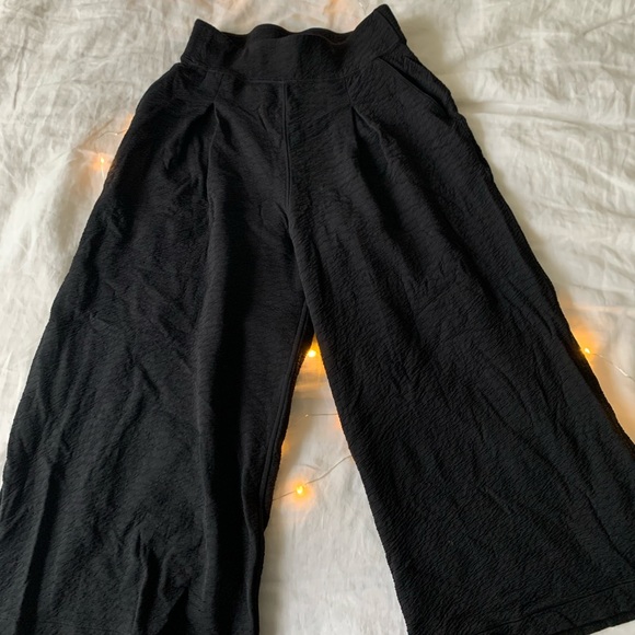 Lululemon Capris Black - Picture 1 of 3